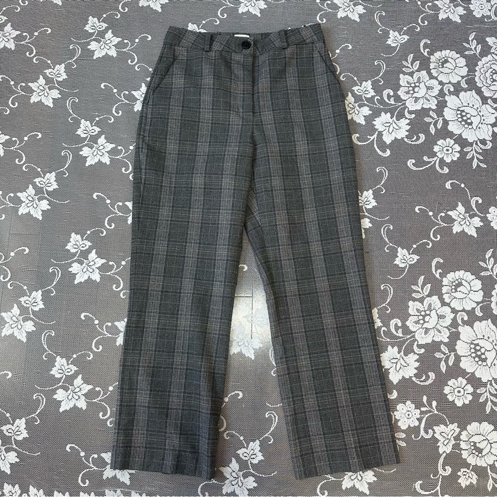 Aritzia Sunday Best Check Crop Ankle Pant
Sz 6